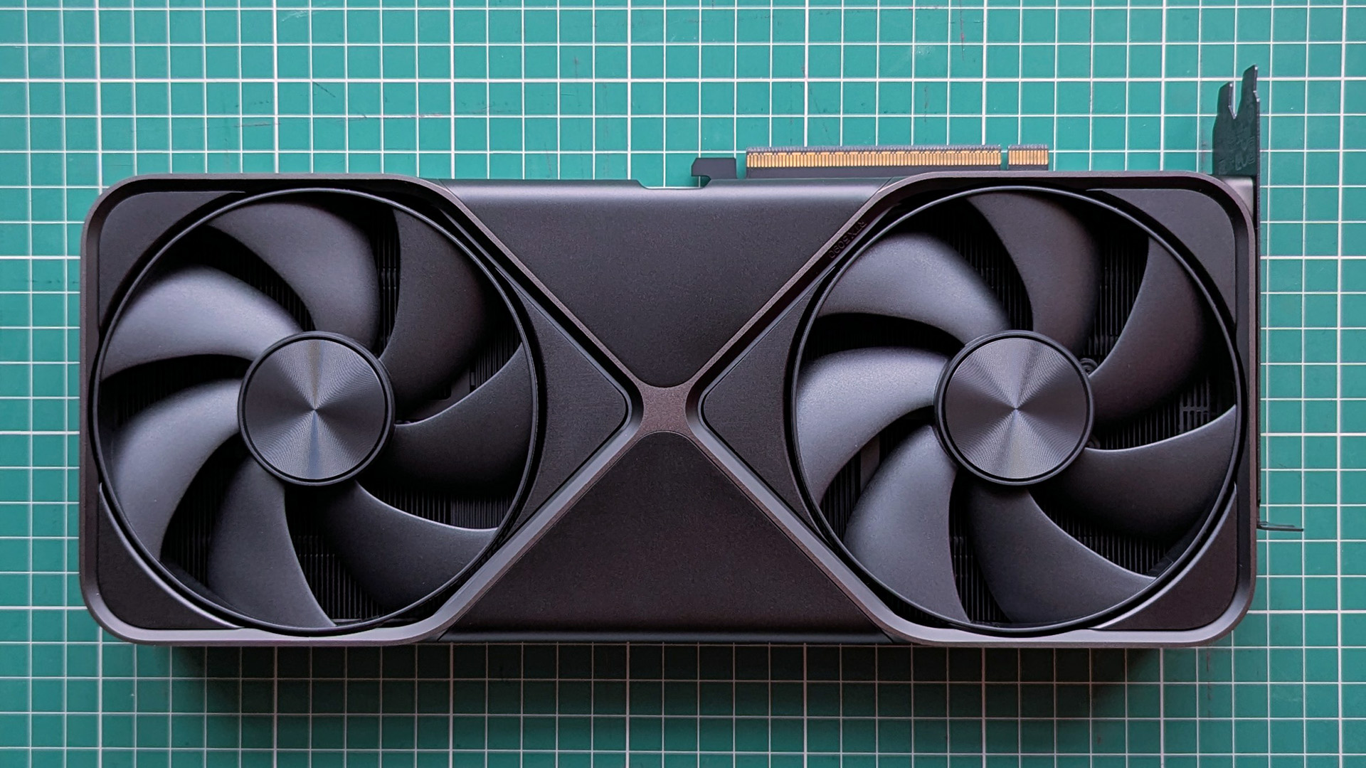 NVIDIA GEFORCE RTX 5090 Kurucular Edition Grafik Kartı Hayranları Gösteren