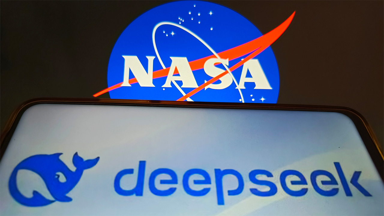 NASA logosunun önünde akıllı telefonda Deepseek