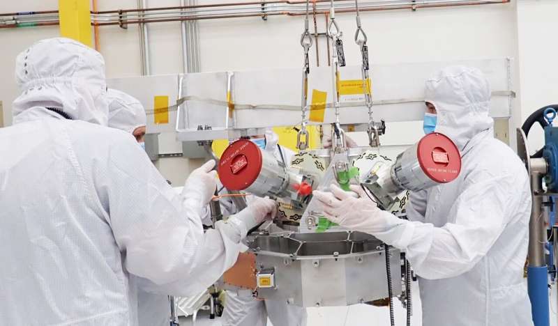 NASA'nın Europa Clipper Misyonu Mühendisleri, 2022'de ajansın jet tahrikli laboratuvarında temiz bir odada uzay aracının yıldız izleyicileriyle çalışıyor. Uzay aracını yönlendirmek için kullanılan yıldız izleyicileri burada lenslerini korumak için kırmızı kapaklarla görülüyor. Kredi: NASA/JPL-Caltech Jüpiter'e giderken NASA'nın Europa Clipper, yıldızların görüntülerini yakalar