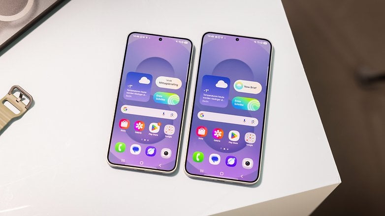 İki Samsung Galaxy S25 akıllı telefonlar, hava durumu ve uygulama simgeleri ile bir kullanıcı arayüzü gösterir.
