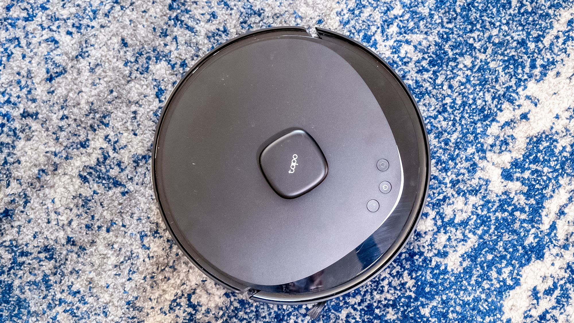 Halı zeminde TP-Link Tapo RV30 Max Plus
