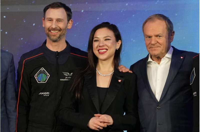 Polonyalı astronot Slawosz Uznanski-Wisniewski, karısı Aleksandra Uznanska-Wisniewska, merkez ve Polonya Başbakanı Donald Tusk ile birlikte, AX-4 Uzay Görevi Bilimsel AX-4 Uzay Misyonu hazırlıklarına adanmış bir medya etkinliği sırasında, Copernicus Bilim Merkezi'nde, Copernicus Bilim Merkezi, Polonya, 5 Şubat 2025 Çarşamba. Kredi: AP Fotoğraf/Czarek Sokolowski Bir düğün kolyesi ve Polonya köfteleri, Uluslararası Uzay İstasyonu'nun görevinin bir parçası olacak