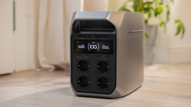 Ecoflow Delta 3 Plus Plus Portable elektrik santrali birkaç soket ve dijital ekrana sahip.