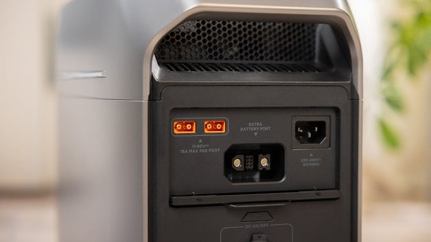 Pil noktaları ve elektriksel özelliklere sahip bir EcoFlow Delta 3 artı taşınabilir güç ünitesinin dönüş görünümü.