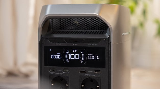 % 100 pil seviyesi ve çeşitli sürümler/girişler gösteren ekranlı EcoFlow Delta 3 artı taşınabilir elektrik santrali.