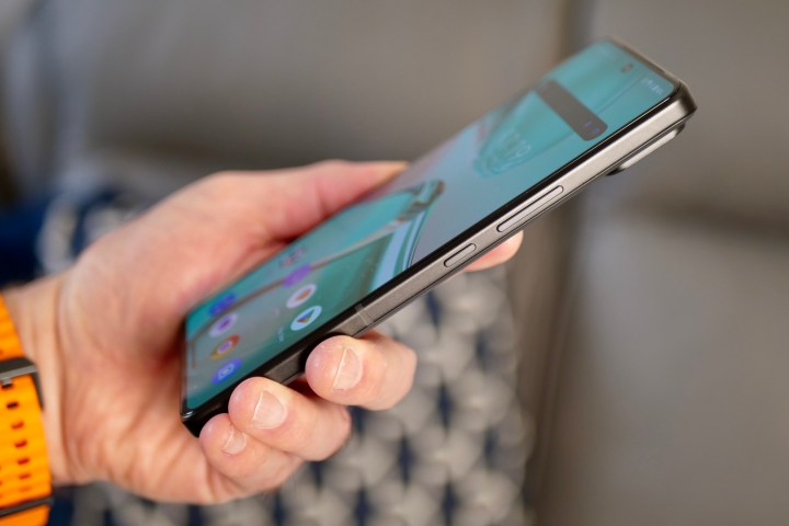 Asus Zenfone 12 Ultra tarafı.