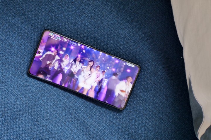 Asus Zenfone 12 Ultra'da oynayan bir video.