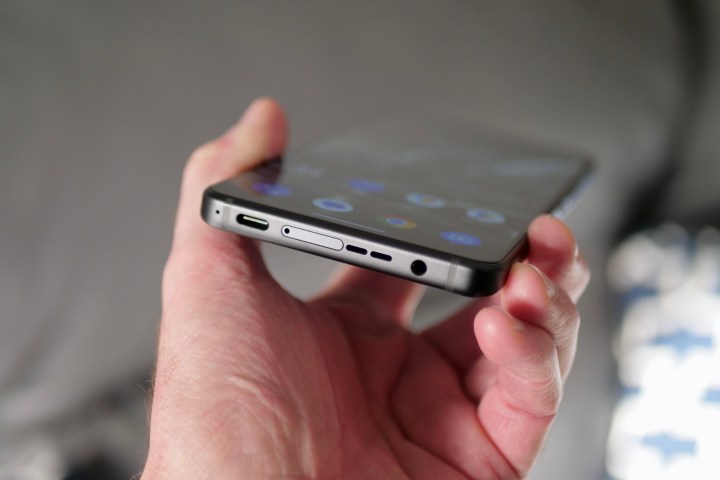 Asus Zenfone 12 Ultra'nın tabanı.