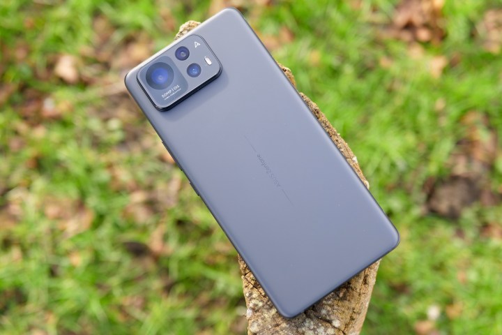 Asus Zenfone 12 Ultra'nın arkası