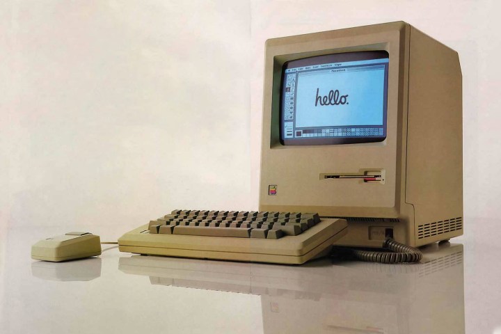 Klasik bir Apple Macintosh, ekranda dostça bir merhaba gösterir.