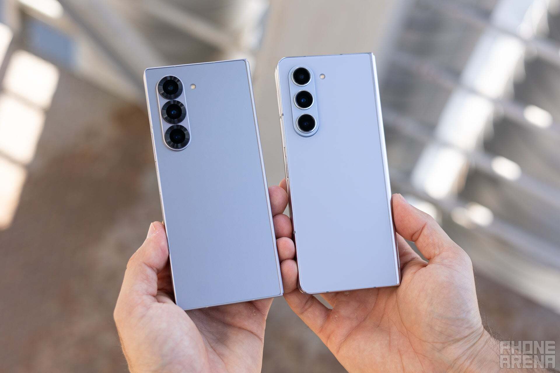 Galaxy S25 Ultra ve S24 Ultra'yı tutan bir kişi.