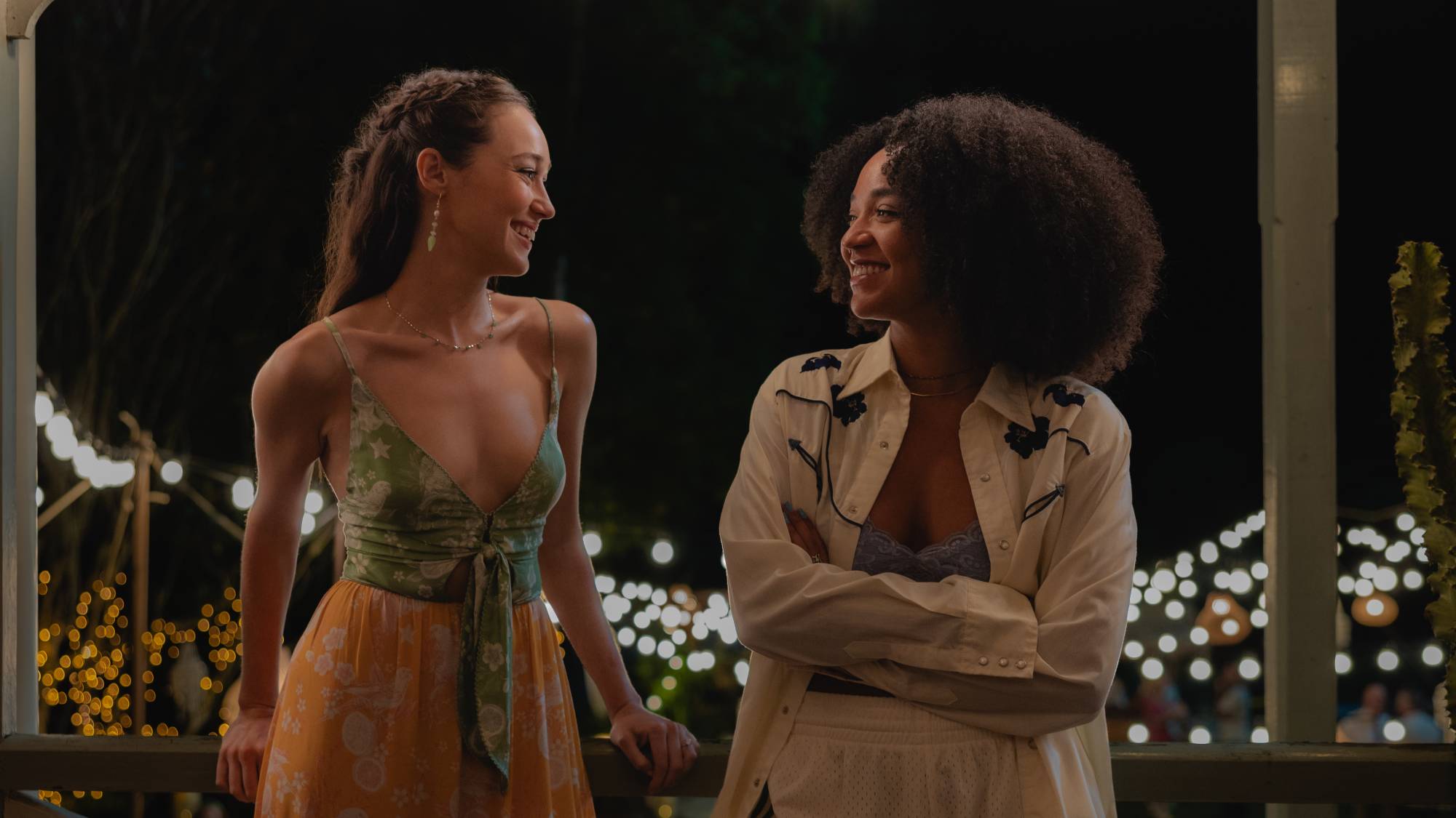 (LR)) Alycia Debnam-Carey Milla, Aisha Dee olarak Chanelle olarak