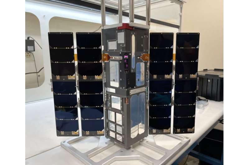 Lansmandan önce laboratuvardaki Cirbe CubeSat. Cirbe, Lasp tarafından Colorado Boulder Üniversitesi'nde tasarlandı ve inşa edildi. Kredi: Xinlin Li/Lasp/Cu Boulder NASA CubeSat, Mayıs 2024 Güneş Fırtınası'ndan sonra yeni radyasyon kayışları buluyor