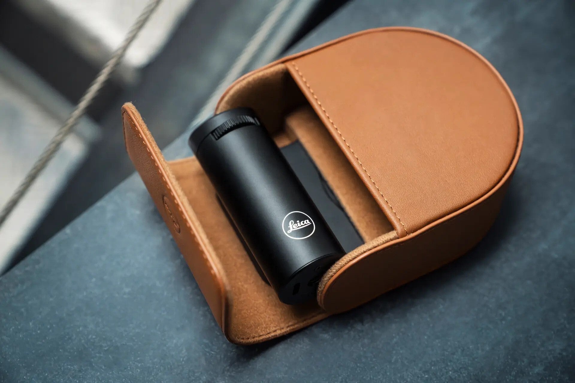 Ayrıca Lux Grip için şık bir deri kasa alabilirsiniz. | Resim Kredisi - Leica - Leica'nın yeni Lux Grip, iPhone'unuza profesyonel bir kamera hissi verecek, ancak size mal olacak