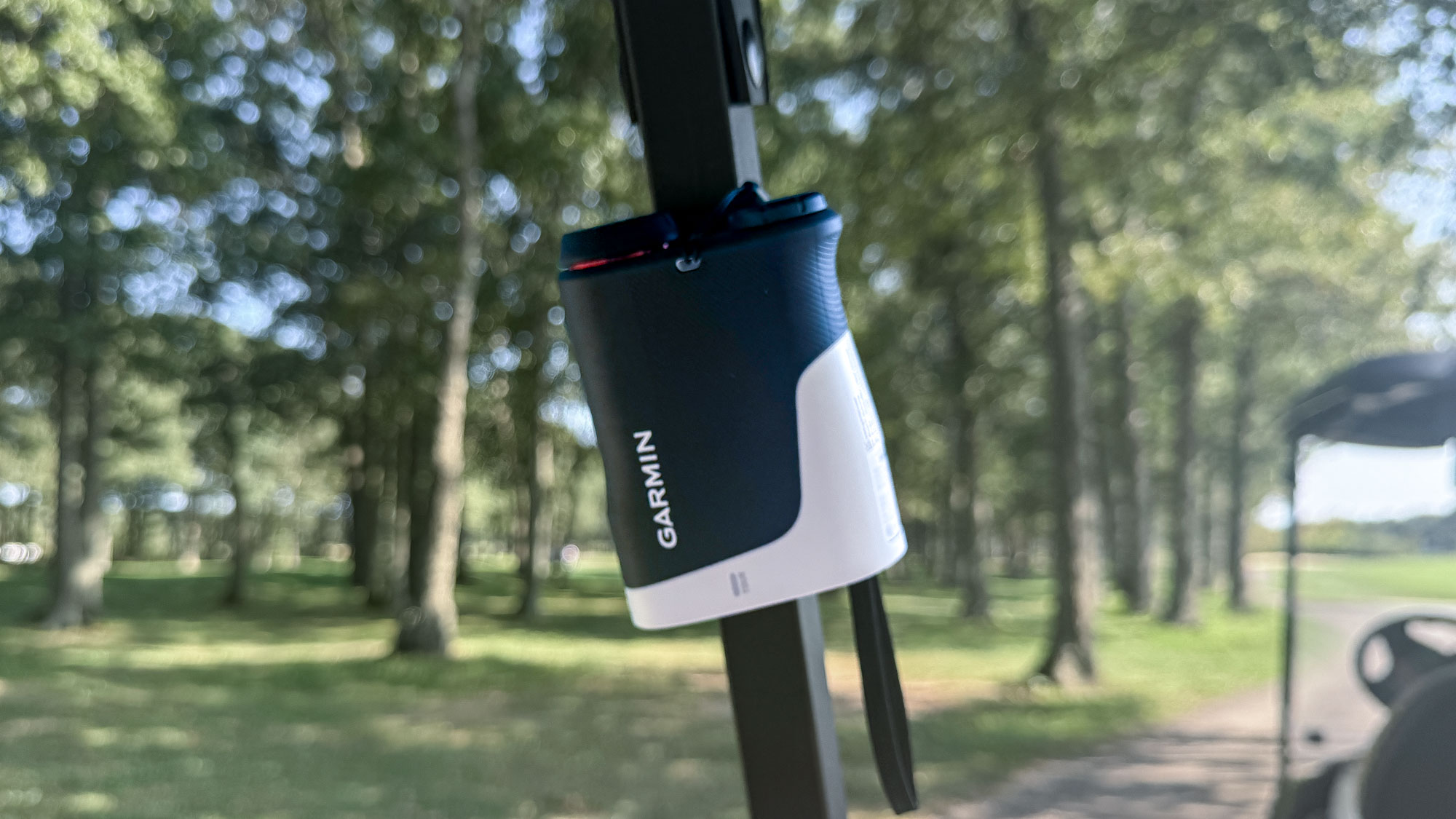 Garmin Yaklaşımı Z30 RangeFinder, arabaya kırpıldı
