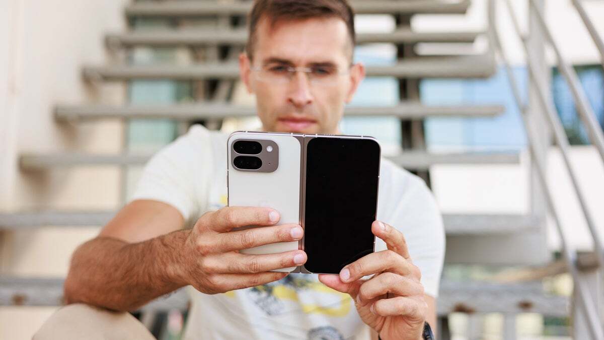 Pixel 10 Pro kat (ve halefi) aynı zamanda Cupertino bükme telefonu için potansiyel bir rakiptir. | Resim Kredisi - Phonearena - Katlanabilir iPhone sızdı. Şimdi, gerçek katlanabilir iPhone nerede?