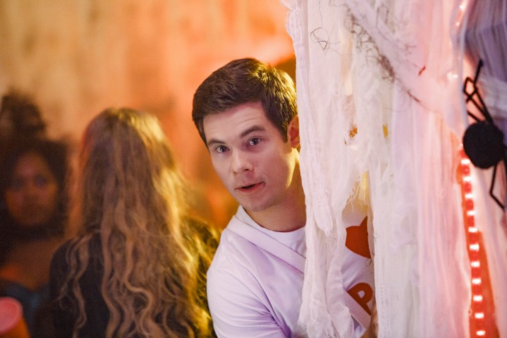 Adam Devine ilk kez bir köşede duruyor.