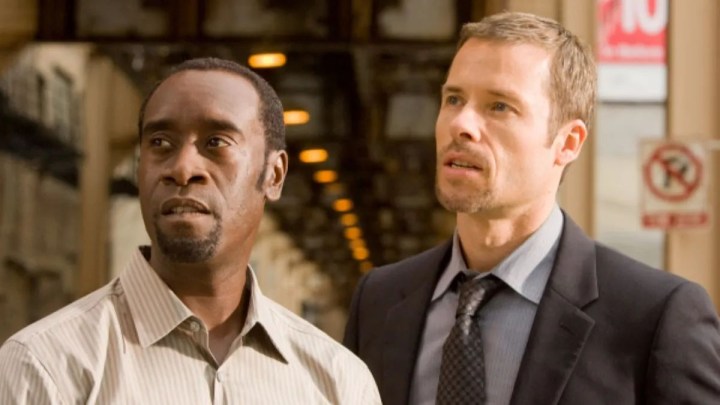 Don Cheadle ve Guy Pearce hain.