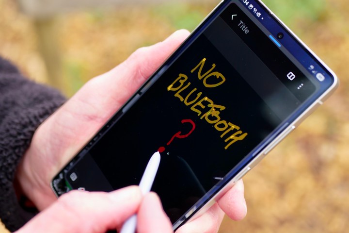 Samsung Galaxy S25 Ultra'da s kalemini kullanan bir kişi.