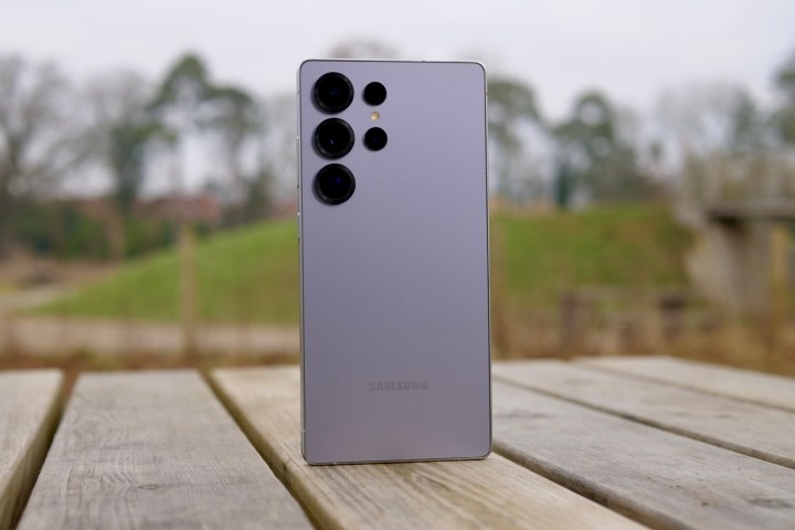 Samsung Galaxy S25 Ultra'nın arkası.