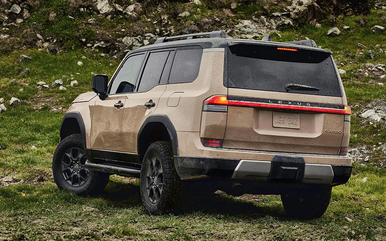 Bayiler en son Lexus GX'i iki yıllık bir garantili satmaya başladılar, ancak SUV, eski Toyota Land Cruiser 300'den belirgin şekilde daha pahalı