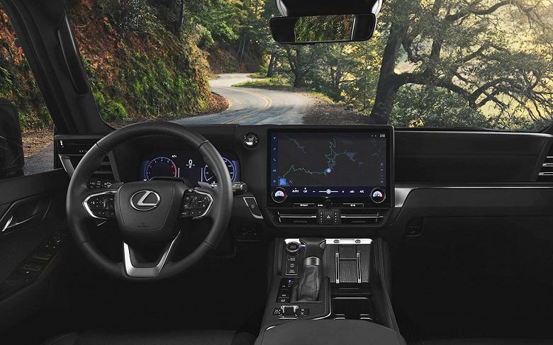 Bayiler en son Lexus GX'i iki yıllık bir garantili satmaya başladılar, ancak SUV, eski Toyota Land Cruiser 300'den belirgin şekilde daha pahalı