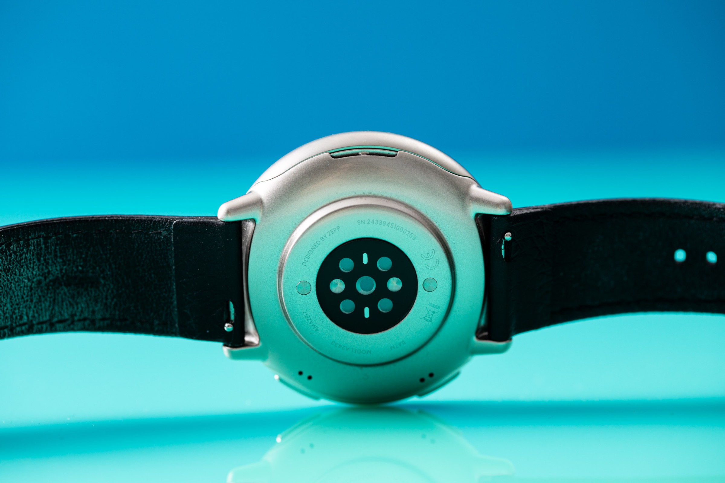 Sağlık sensörlerini barındıran Amazfit Active 2'nin sensör dizisinin geniş açılı görünümü. Üstüne oturduğu yansıtıcı akrilik yüzey nedeniyle mavi bir parlaklık var.