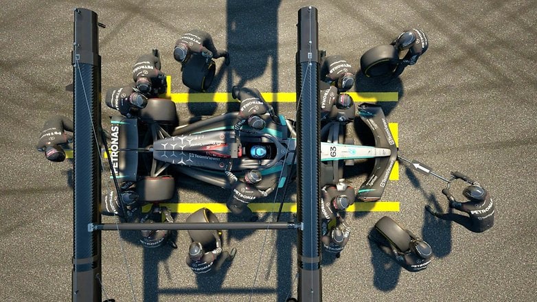 Kuşun bir Formula 1 Boks Boks ve Lastikleri değiştiren ekip üyeleriyle birlikte durma konusundaki bakış açısı. Kuşun bir Formula 1 Boks Boks ve Lastikleri değiştiren ekip üyeleriyle birlikte durma konusundaki bakış açısı.