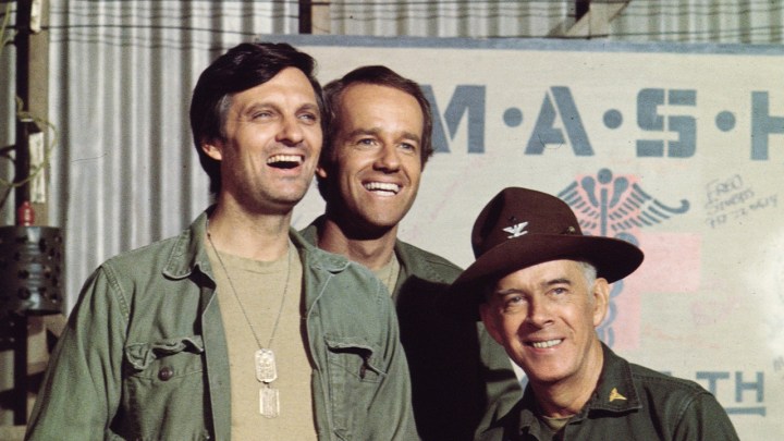 Alan Alda, Mike Ferrell ve Harry Morgan, M*A*S*H*