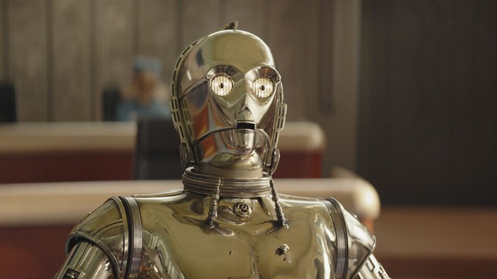 C-3PO, Star Wars devamı üçlemesinde şaşırmış görünüyor.