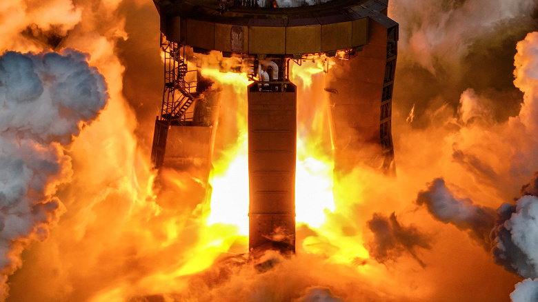 Süper ağır hızlandırıcı, alevle kucaklandı. SpaceX, Hızlandırıcı Booster 15'in yangın testlerini yaptı