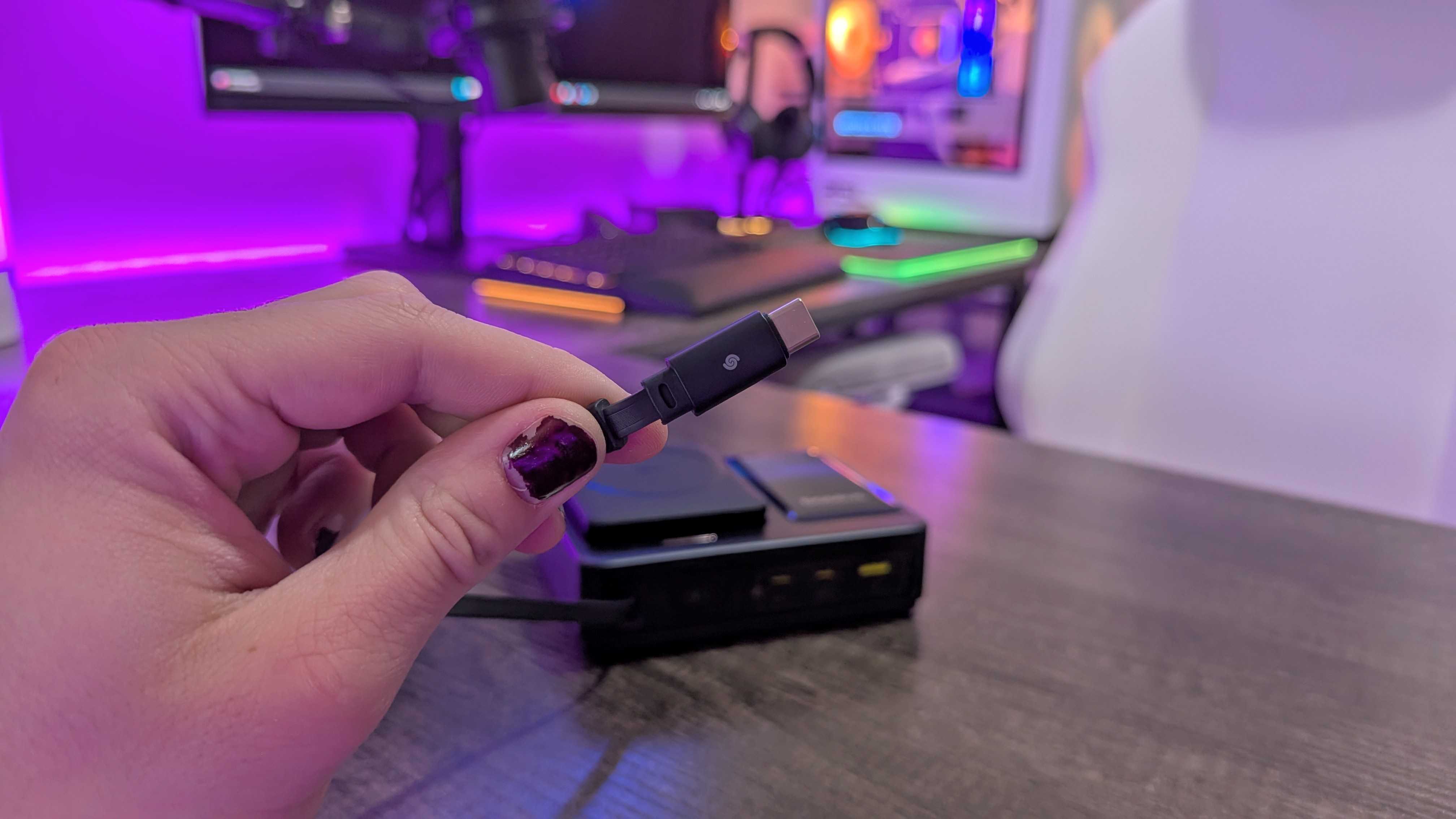 Baseus NOMOS 5-1'DA MASAKTOS ŞARKIVANIN İKİ RETRAFEBLE USB TYPS KABLOSU Bir elinde tutulur.