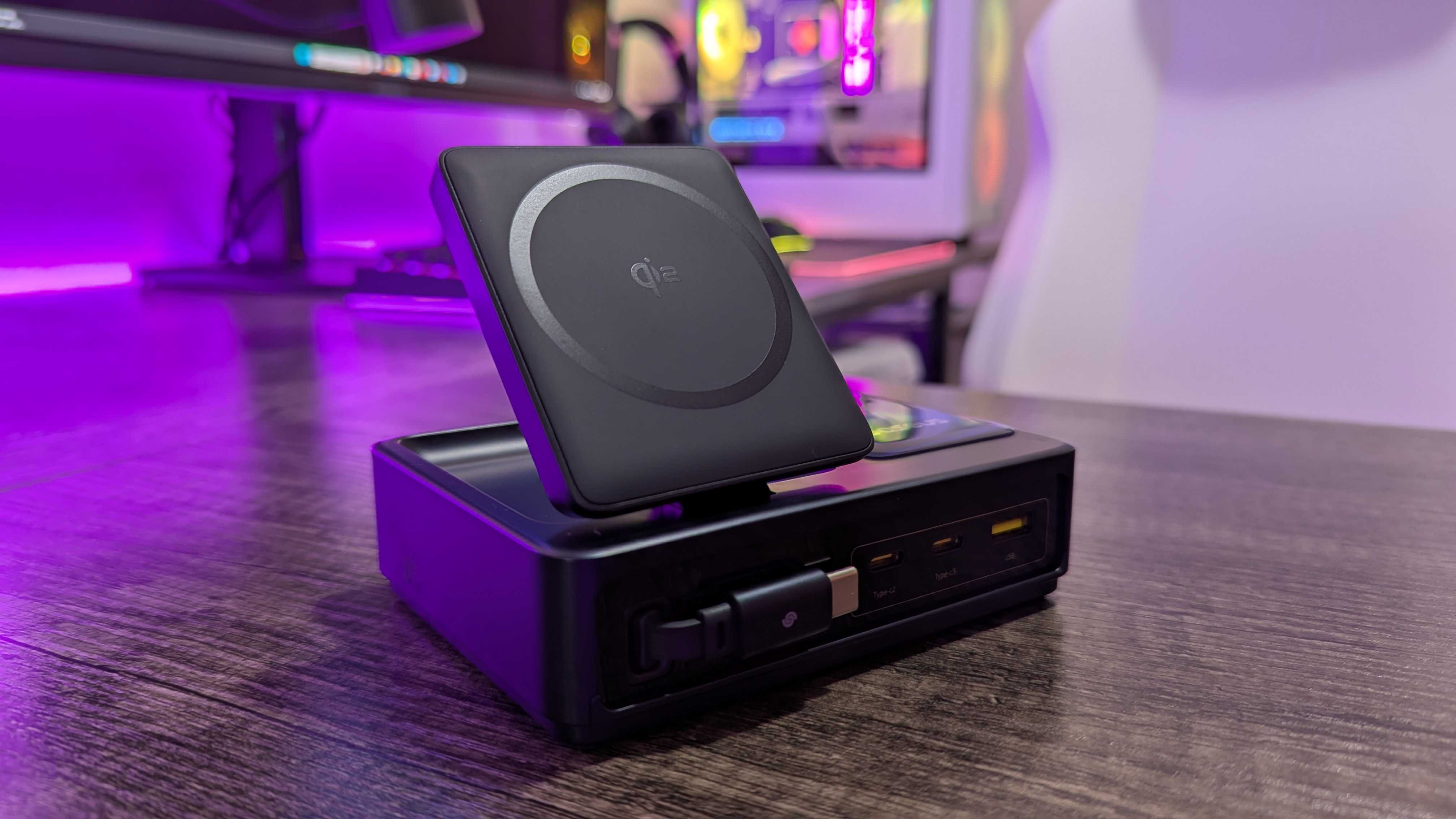 Bir masada oturan Baseus Nomos 5-in-1'de masaüstü şarj cihazı.