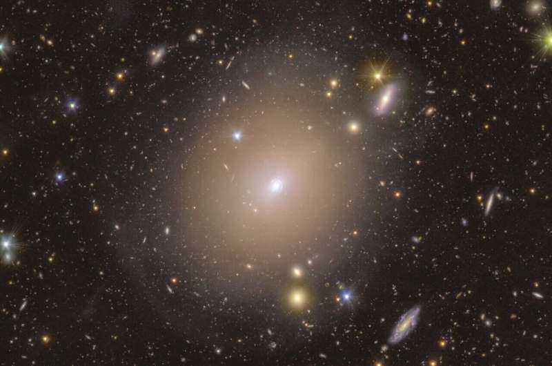 Euclid çarpıcı bir Einstein Ring'i keşfeder