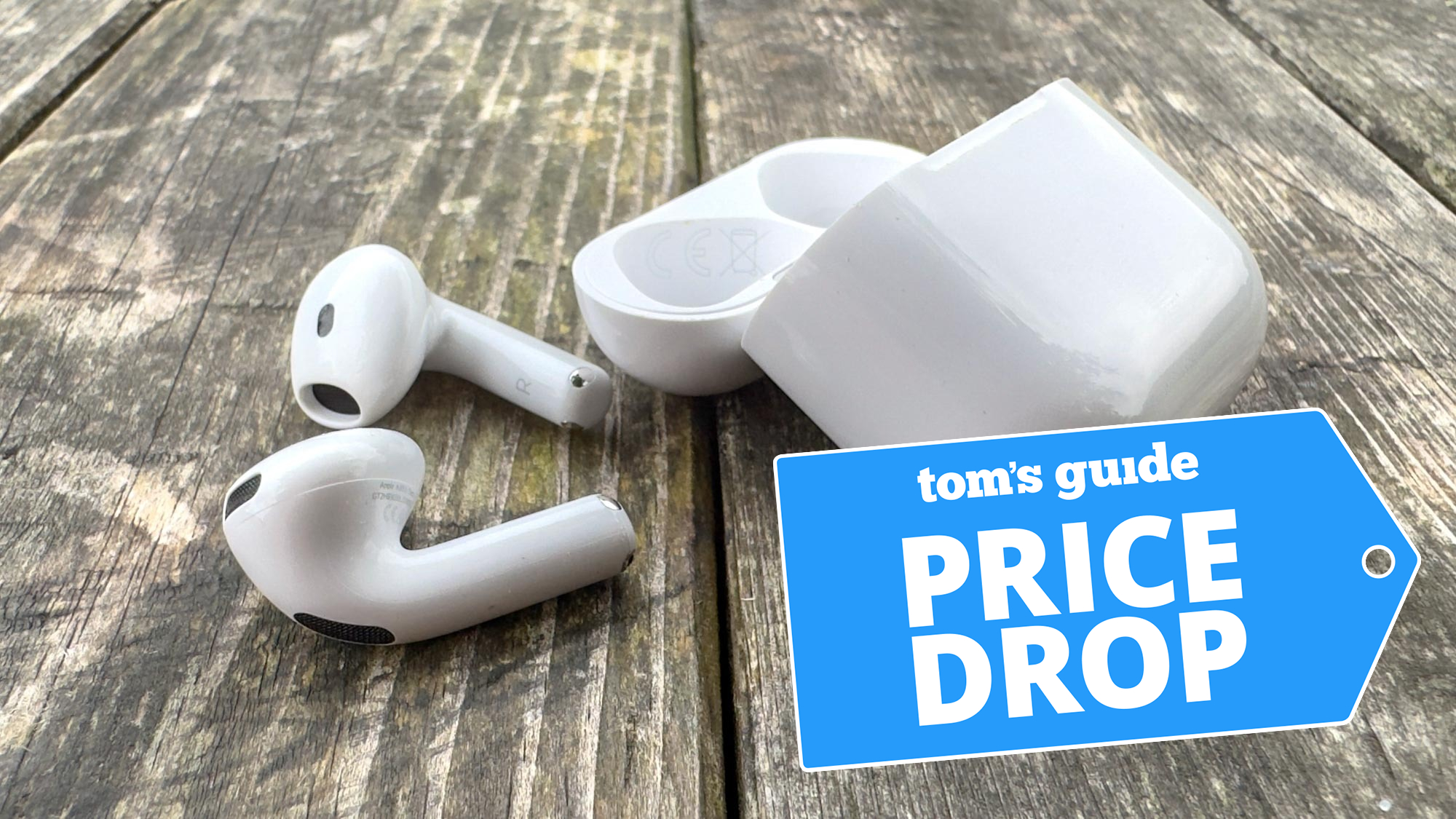 Bir masada AirPods 4