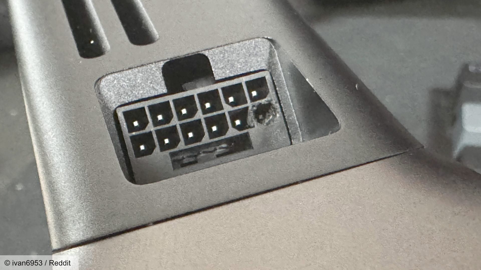 RTX-5090 eritilmiş güç-konnektör Eritilmiş güç konnektörü ile RTX 5090