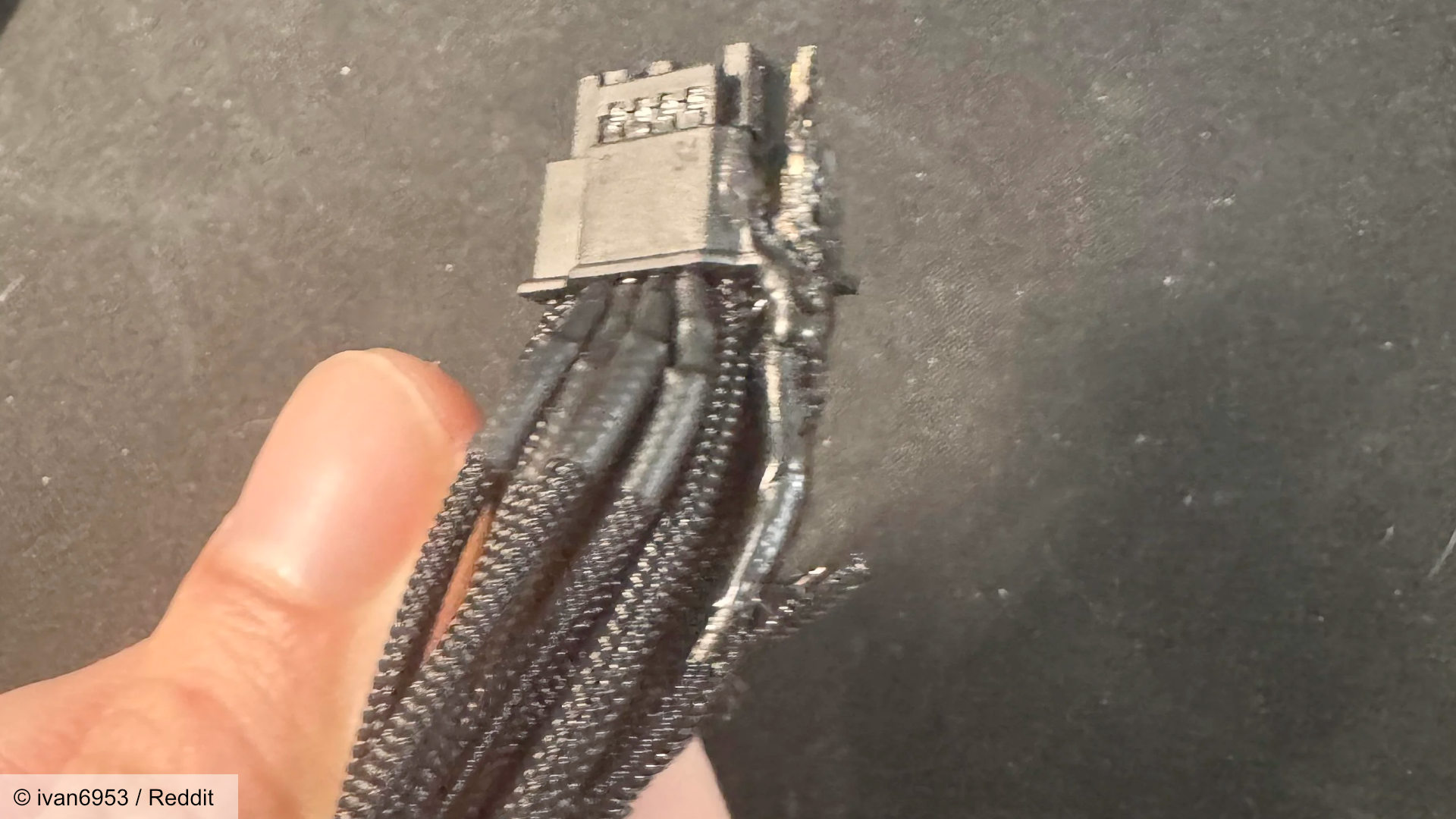 Eritilmiş-RTX-5090-Power-Cable-Uç Bir RTX 5090'da erittikten sonra eritilmiş bir moddiy GPU kablosu