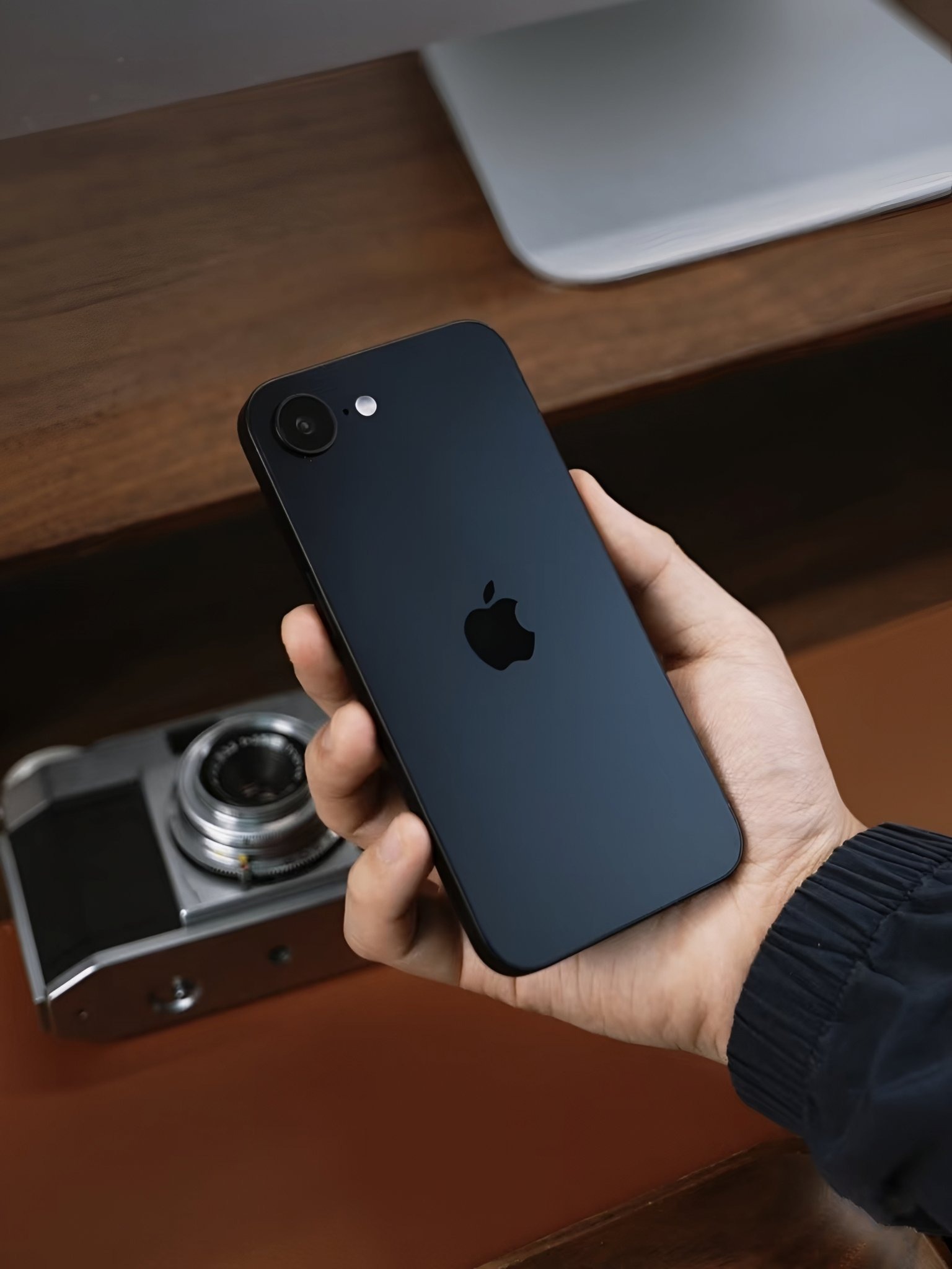 Mat siyah iPhone SE'nin sızdırılmış görüntüleri 