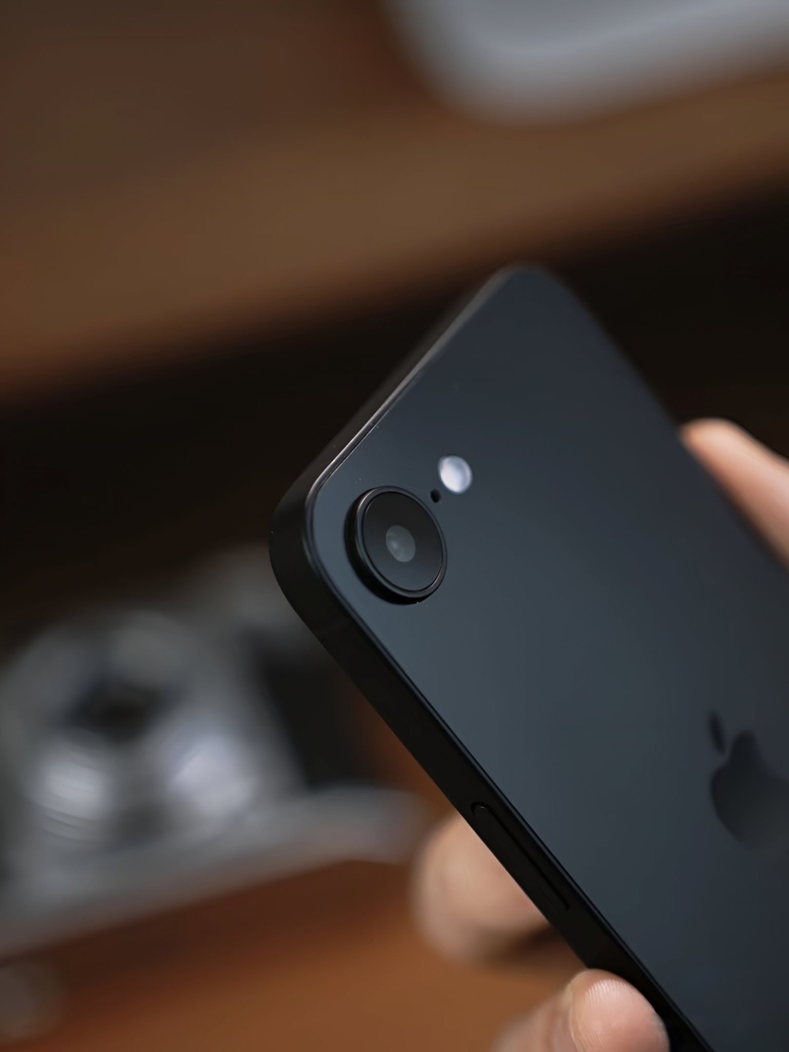 Mat siyah iPhone SE'nin sızdırılmış görüntüleri 
