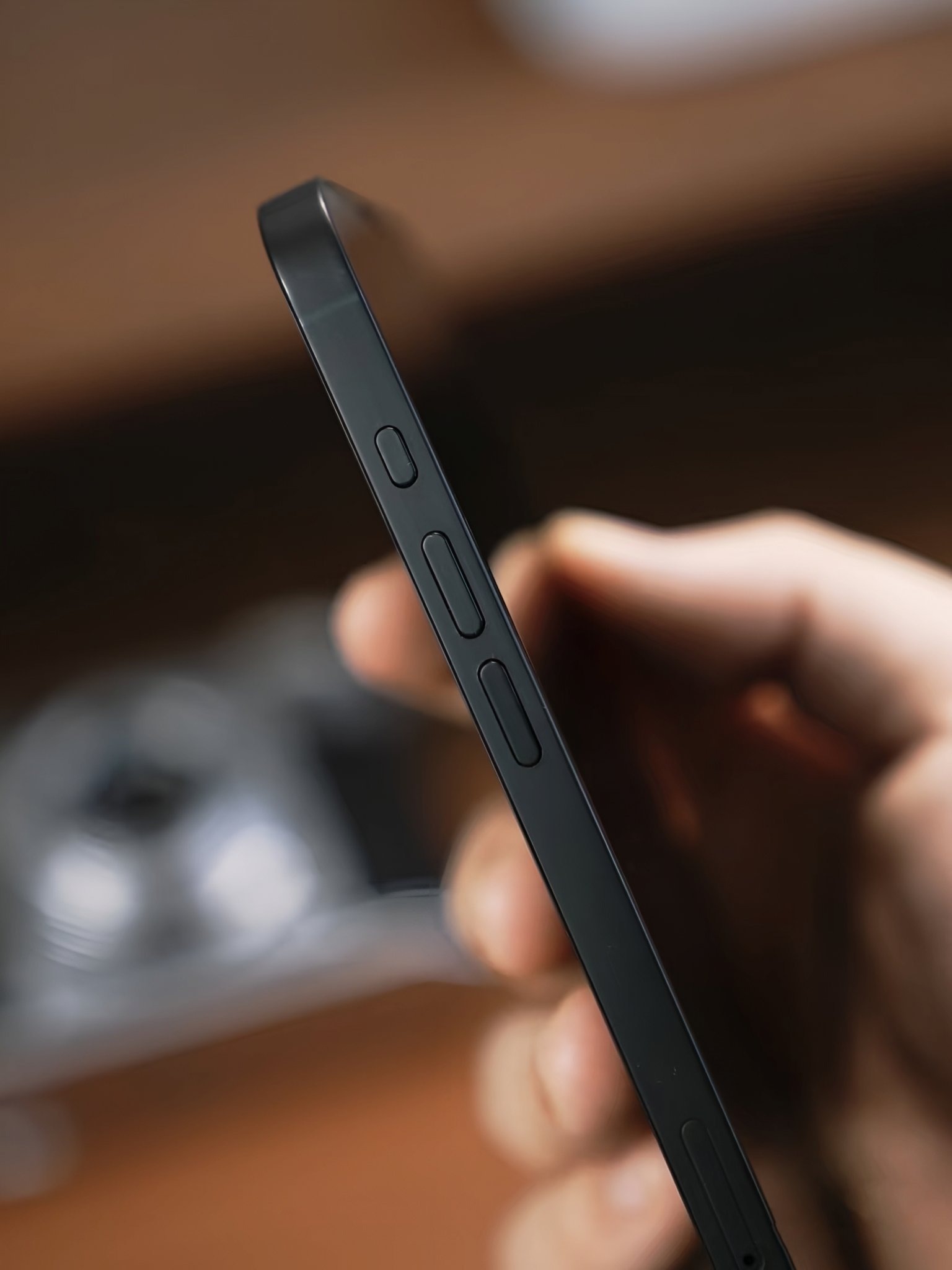 Mat siyah iPhone SE'nin sızdırılmış görüntüleri 