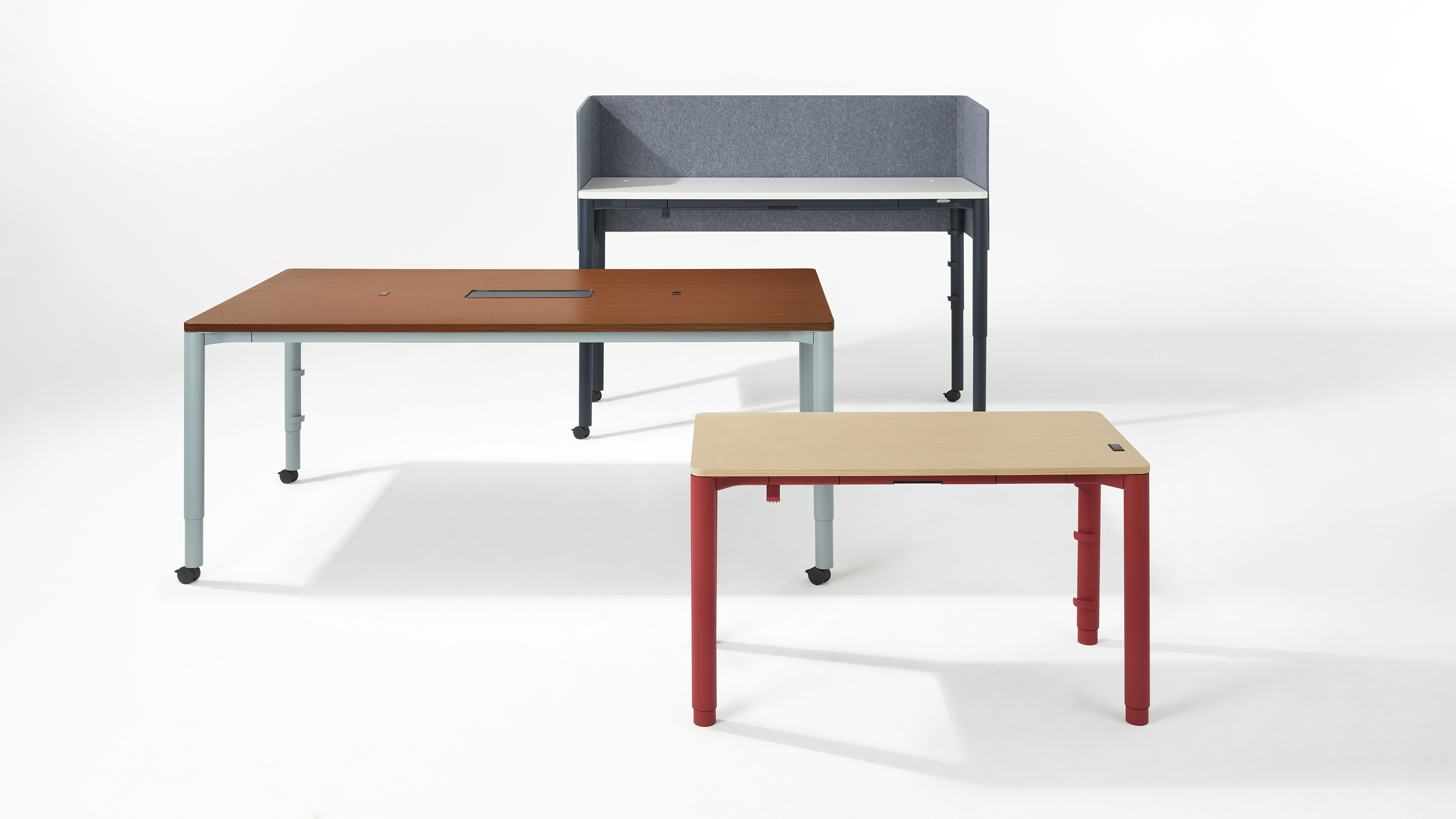 Üç Herman Miller Spout Ayakta Masalar