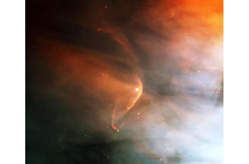 Bu Hubble uzay teleskop görüntüsü, LL Ori adlı çok genç bir yıldızın etrafında bir yay şoku gösteriyor. Bir gemi tarafından sudan geçerken yapılan hilal şeklindeki dalga için adlandırılır, iki gaz akışı çarpıştığında uzayda bir yay şoku oluşturulabilir. Bilim adamları, benzer bir özelliğin saatte en az 1,2 milyon mil veya saniyede 540 kilometre seyahat edebilecek yeni bir yıldızın etrafında mevcut olabileceğini düşünüyor. Gazın daha yoğun olduğu galaktik çıkıntıda (galaksinin orta kısmı) bu kadar yüksek bir hızda seyahat etmek bir yay şoku oluşturabilir. Kredi: NASA ve Hubble Miras Ekibi (STSCI/Aura); Teşekkür: Cr O'Dell (Vanderbilt Üniversitesi) Bilim adamları en hızlı dış gezegen sistemi için adayı görüyor