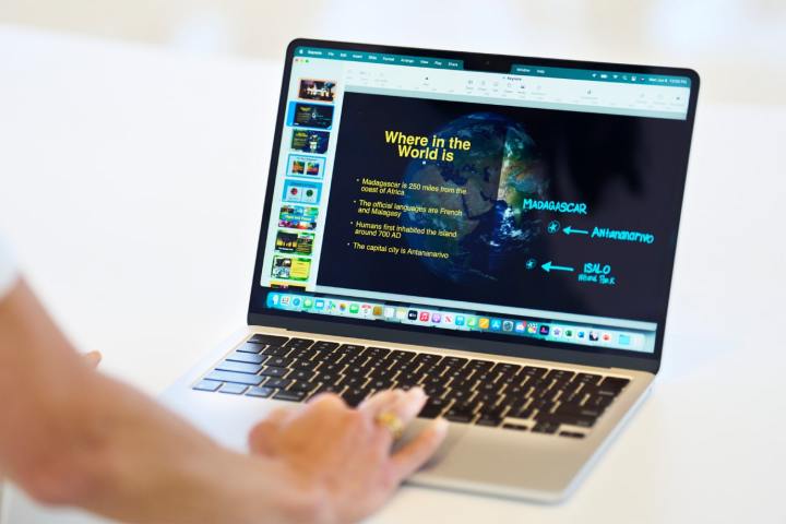 Bir kişi 2022'de Apple'ın Dünya Çapında Geliştirici Konferansı'nda (WWDC) MacBook Air kullanır.