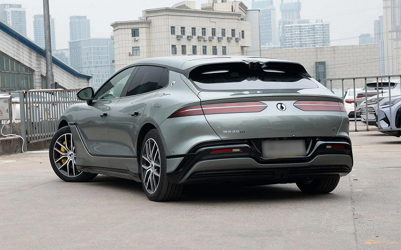 Zeekr değil. Rusya'da, 870 beygir gücündeki dört motorlu dört tekerlekten çekişli premium-liftback BYD Denza Z9 GT'nin satışları