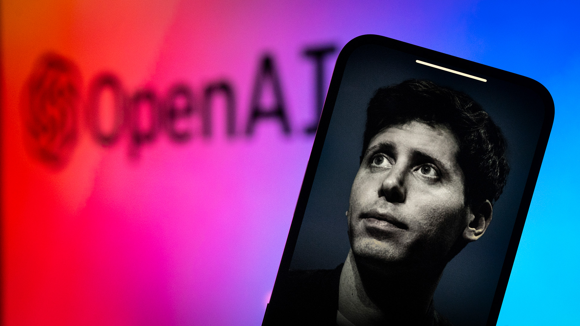 Openai CEO'su Sam Altman bir mobil cihaz ekranında görülür.