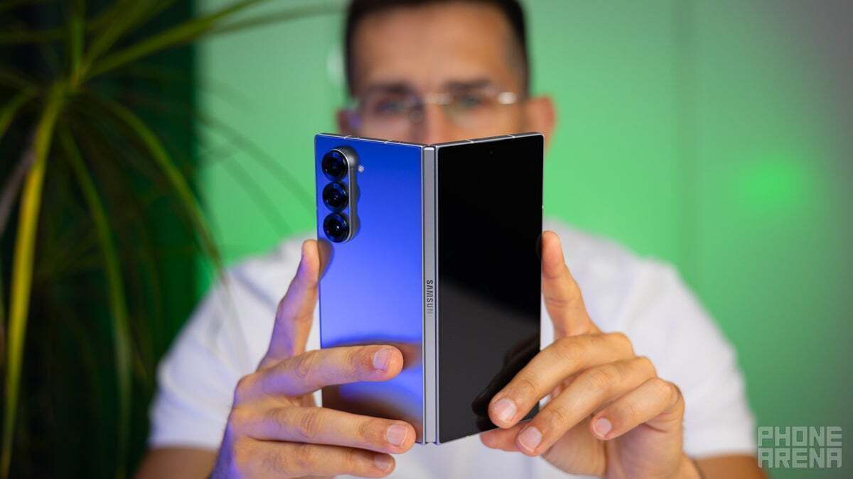 Kimse derin ekran kırışmalarını sevmez. | Image Kredisi - Phonearena - Bak mA, kırışıklık yok! Galaxy Z Fold 7 düz olmayı vaat ediyor, ancak OnePlus açıyor 2
