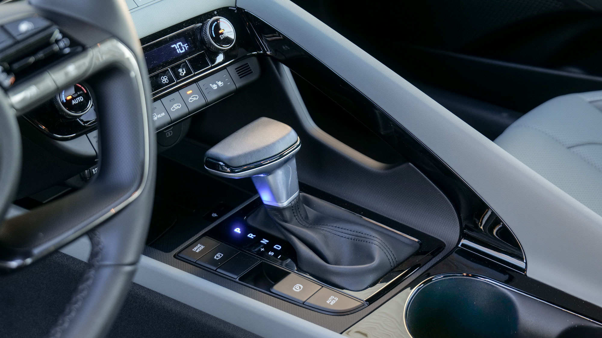2025 Hyundai Elantra Hybrid Limited Shifter.