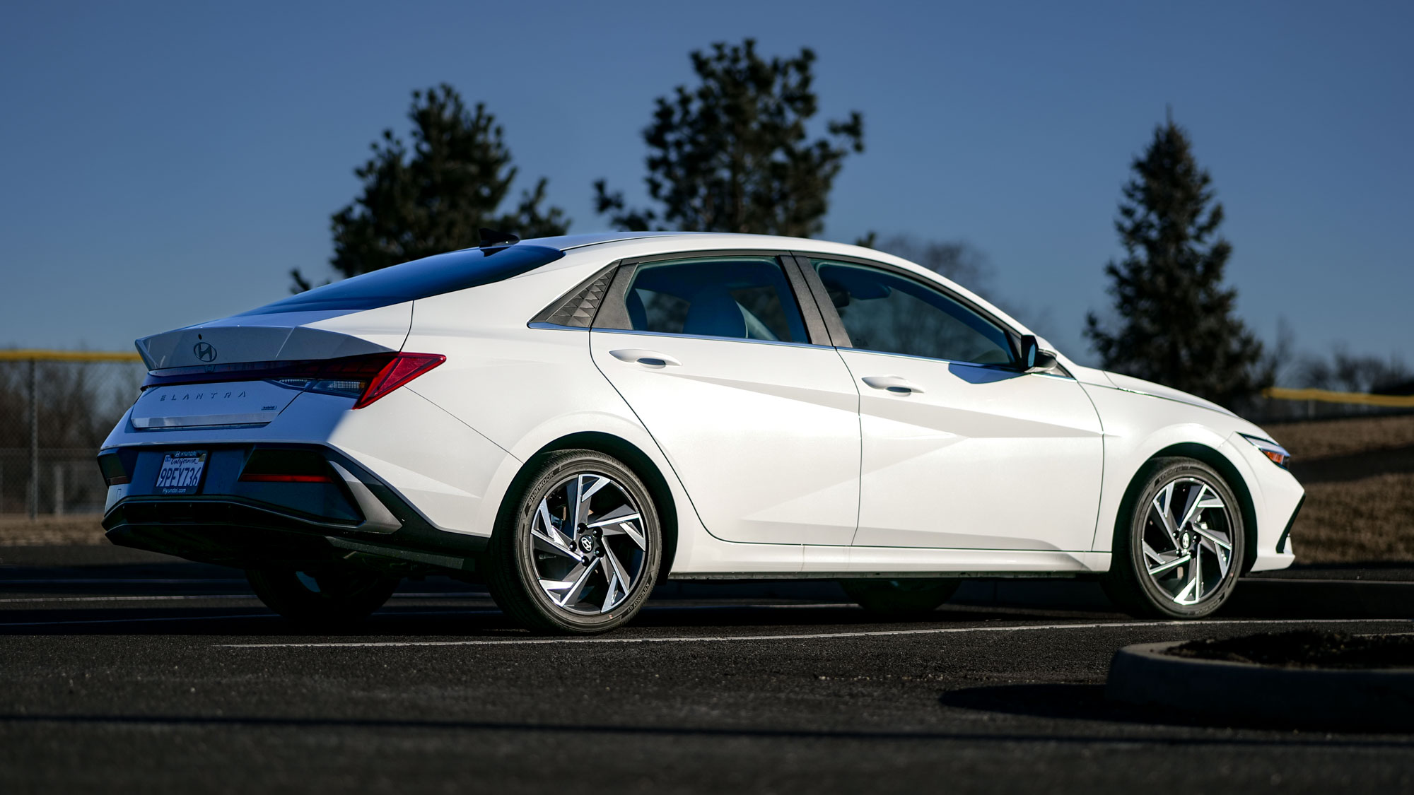 2025 Hyundai Elantra Hybrid Sınırlı Yan Açılı Görünüm.