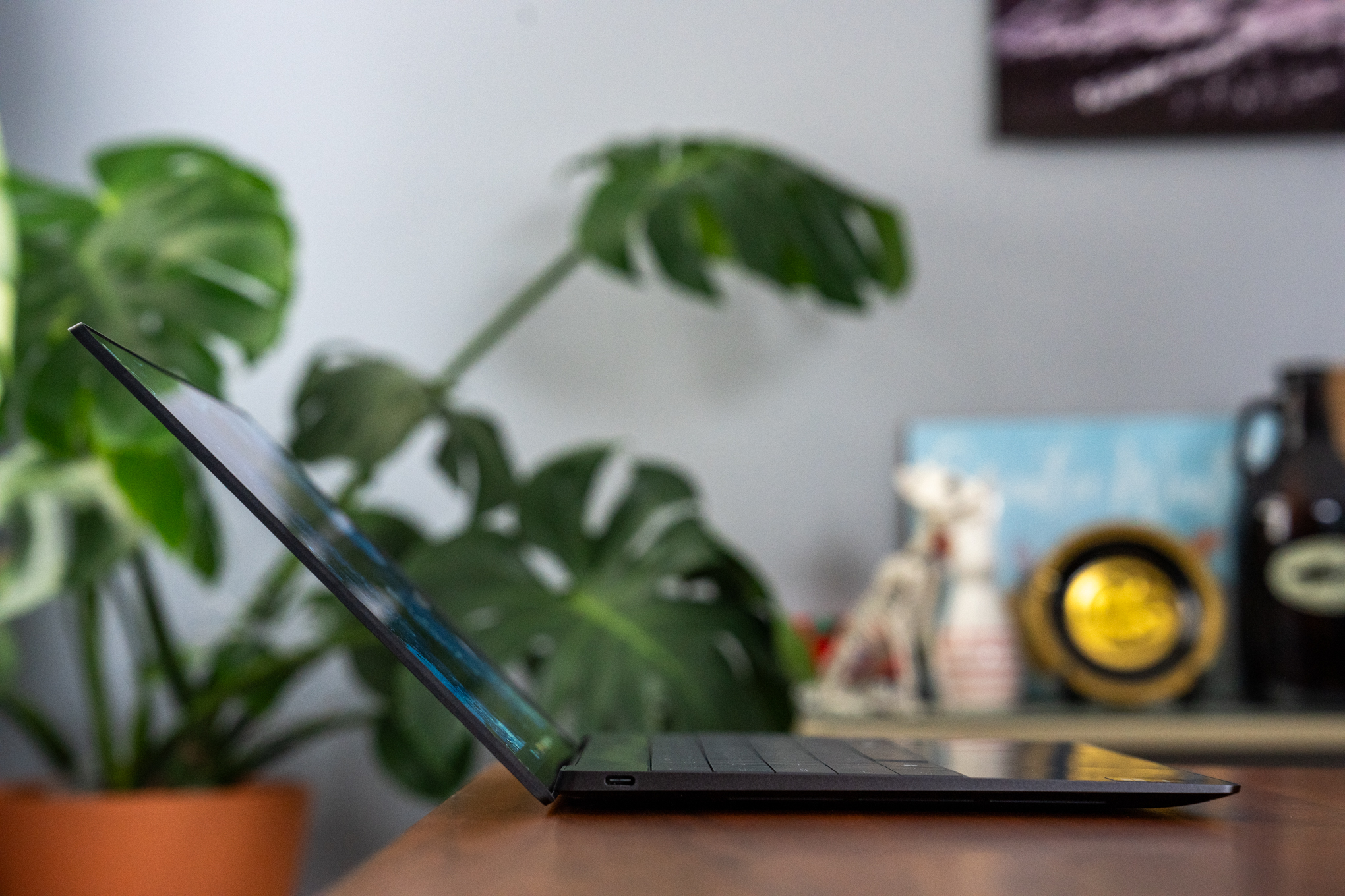 XPS 13'ün menteşesi sadece bir parmakla kaldırılabilir, ancak diğer bazı Windows dizüstü bilgisayarlarına kadar geriye doğru eğilmez.