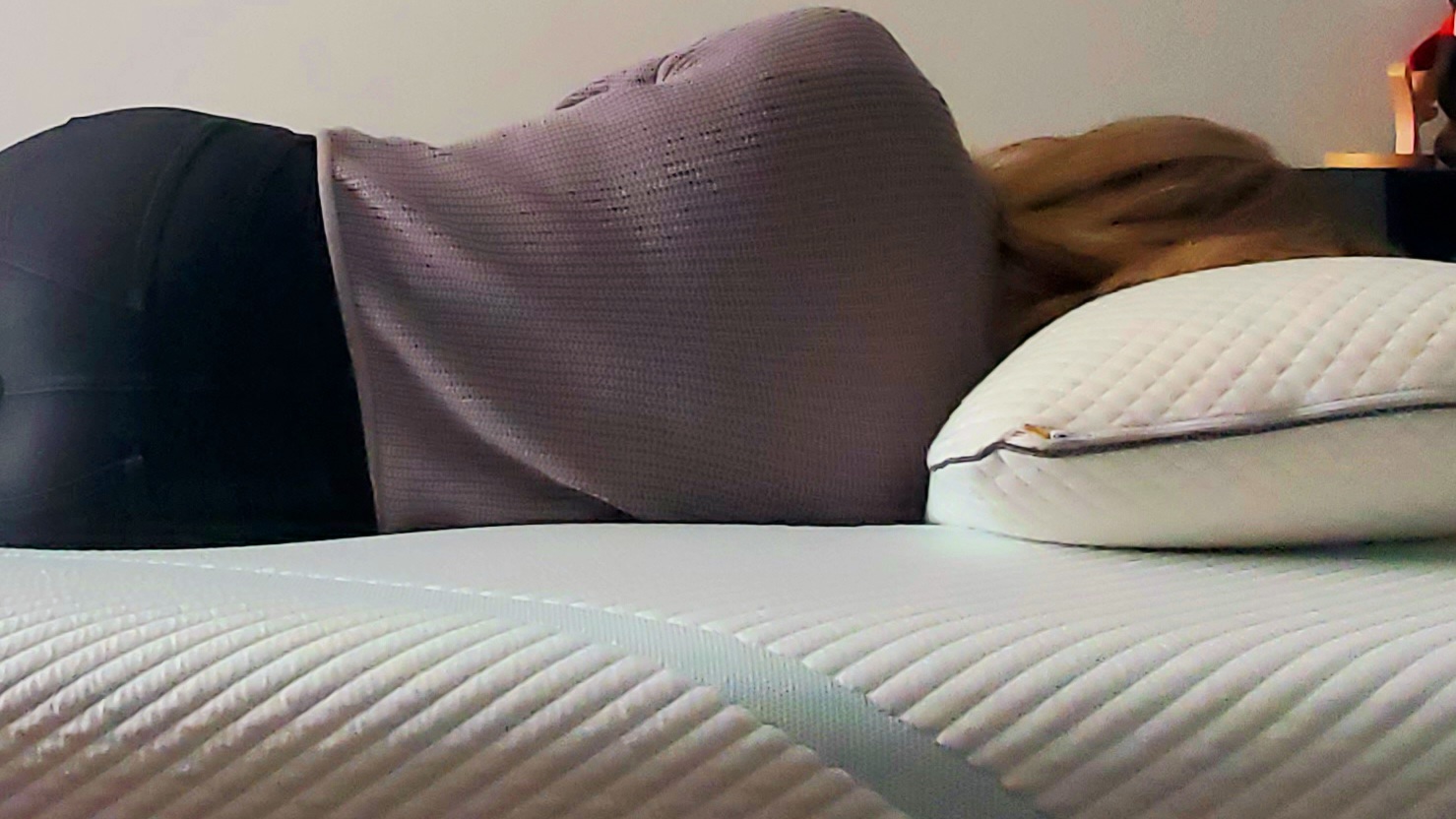 Tempur-Pedic Tempur-Adapt Yatak İncelemesi Başlık test cihazı tarafımızın başının altında bir yastıkla uyuyan